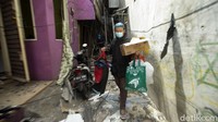  Warga pun tampak menyelamatkan barang-barang di rumah mereka yang terdampak ledakan.