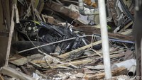 Selain rumah, sebuah motor juga tampak rusak akibat tertimpa bangunan.