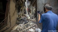 Seorang warga memotret kondisi terkini di lokasi terjadinya ledakan di kawasan Penjaringan, Jakarta Utara, Selasa (2/2/2021).