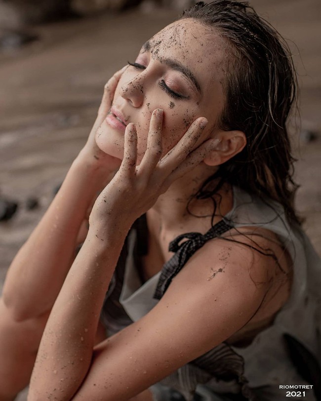 Luna Maya juga memiliki darah campuran dari kedua orangtuanya. Luna Maya diketahui memiliki darah campuran Bali dan Austria. Tak heran jika Luna Maya memiliki hidung mancung dan paras yang menarik. Foto: dok. Instagram/Rio Motret