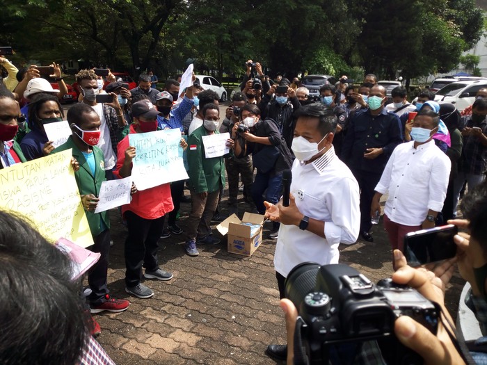 Mahasiswa asal Papua demo di depan Biro Rektor USU (Datuk-detikcom)