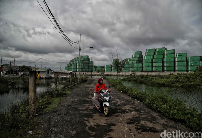 Sejumlah warga beraktivitas di kawasan Kampung RW 02 Marunda, Jakarta Utara, Selasa (2/2/2021).