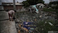 Saat ini kondisi tinggi tanah dengan genangan air di kawasan tersebut hampir sama sehingga membuat kekhawatiran akan tenggelamnya kampung tersebut.