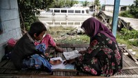 Badan Meteorologi Klimatologi dan Geofisika (BMKG) sering kali mengingatkan warga yang berada di wilayah pesisir terutama yang sering terdampak rob untuk lebih waspada apalagi saat musim hujan.
