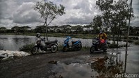 Seperti yang tampak di Kampung Marunda, Jakarta Utara. Menurut keterangan warga, Kampung RW 02 Marunda ini merupakan salah satu kampung yang terancam tenggelam banjir air rob karena tanah yang selalu turun setiap tahunnya akibat pengikisan air tanah. Pradita Utama/detikcom    