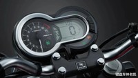 Soal fitur, motor ini telah dilengkapi suspensi depan jenis upside down (USD), disc brake (rem cakram) depan-belakang, fitur rem ABS satu channel (di roda depan), lampu-lampu full LED, termasuk panel instrumen analog-digital yang cukup informatif. Foto: Wuyang Honda