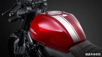 Motor ini memiliki bobot cukup berat, yakni 164 kg. Untungnya dibekali kapasitas tangki yang besar sehingga bisa menampung 15,3 liter, kapasitas itu bisa membawa motor ini menempuh jarak jelajah lebih dari 600 km. Foto: Wuyang Honda