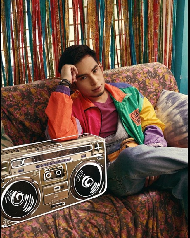 Niko Al Hakim juga dikenal royal. Saat masih berpacaran, pria yang juga mahir menulis lagu ini pernah memberikan hadiah mobil Range Rover kepada Rachel Vennya. Foto: Instagram/@okintph