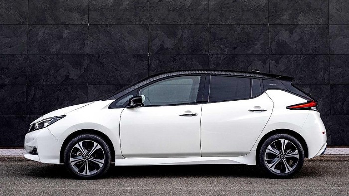 Nissan Leaf Edisi 10 Tahun Nissan Leaf mendapatkan tampilan baru warisan dari Nissan Ariya.