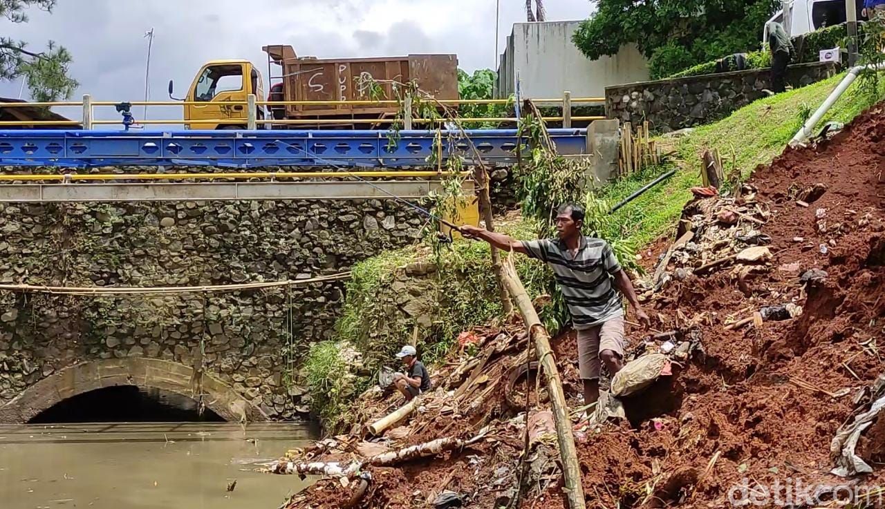 Pemancing di Kali Baru Cijantung, sungai yang tak lagi penuh sampah. (Taufieq Renaldi Arfiansyah/detikcom)