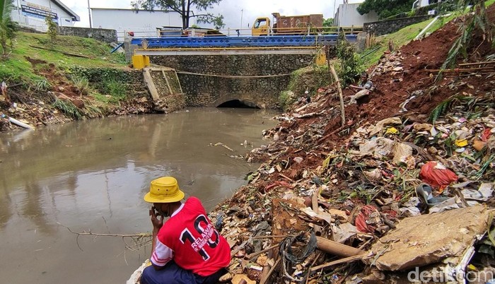 Pemancing di Kali Baru Cijantung, sungai yang tak lagi penuh sampah. (Taufieq Renaldi Arfiansyah/detikcom)