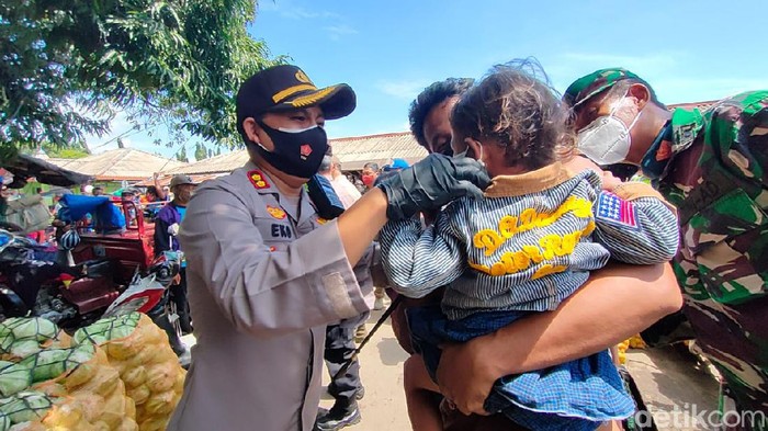 Polisi, TNI dan Satpol PP Kota Kediri membagikan 5.000 masker kepada warga. Itu dilakukan agar warga semakin disiplin menerapkan prokes.