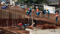 Pantauan detikcom, para pekerja beraktivitas di area proyek pembangunan kereta cepat Jakarta-Bandung.
