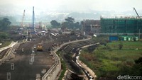 Ada juga alat berat yang sedang meratakan tanah di area proyek tersebut.