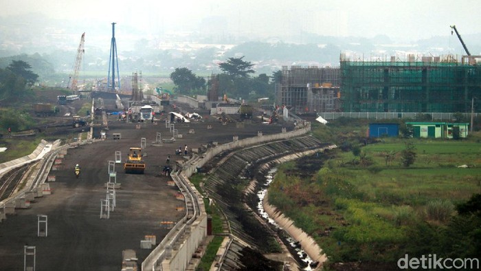 Proyek kereta cepat Jakarta Bandung terus berlangsung pembangunannya di masa pandemi. Pembangunan stasiun kereta cepat di kawasan Tegalluar juga terus dikebut.
