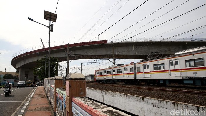 Pembangunan Flyover Cakung terus berlangsung. Progres pembangunannya hampir rampung, flyover ini pun bakal segera diujicoba.