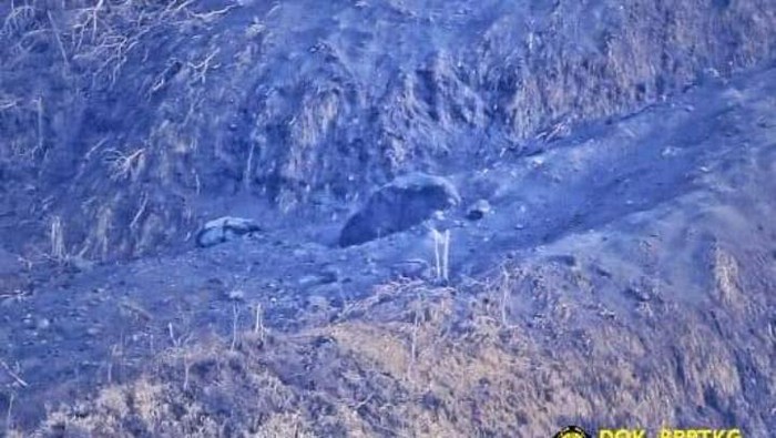 Penampakan gundukan hitam yang diduga kubah lava baru Gunung Merapi ini ditepis BPPTKG. BPPTKG menegaskan belum ada kubah lava baru selain yang sudah ada yakni Lava 2021
