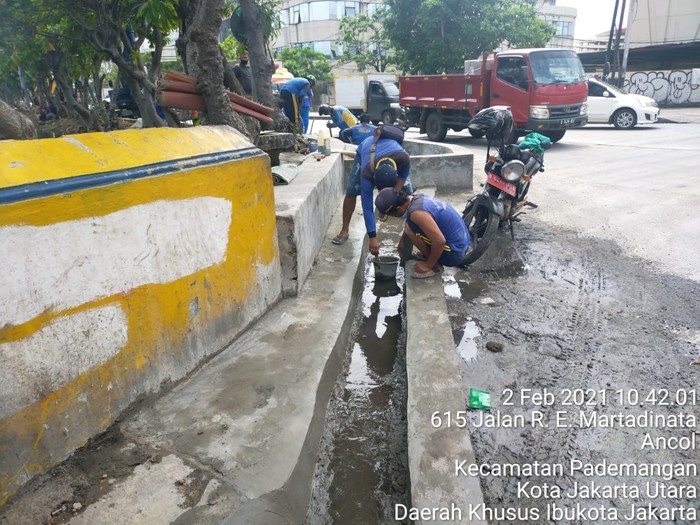 Pengerjaan saluran air di Jl RE Martadinata, Ancol, Jakarta Utara. (Dok Dinas SDA DKI)