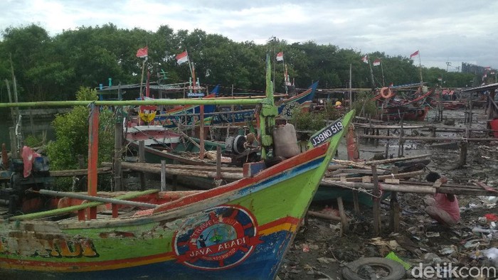 Perahu nelayan di Cirebon disandarkan di dermaga.