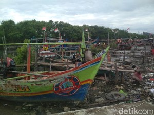 Cuaca Ekstrem, Nelayan Cirebon Pilih Perbaiki Perahu Ketimbang Melaut