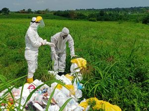 Polisi Telusuri Pembuang 17 Karung Sampah Medis di Bogor