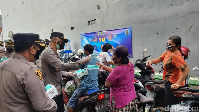 Polisi bagikan masker gratis di Pasar Kelapa Gading (Fathan/detikcom)