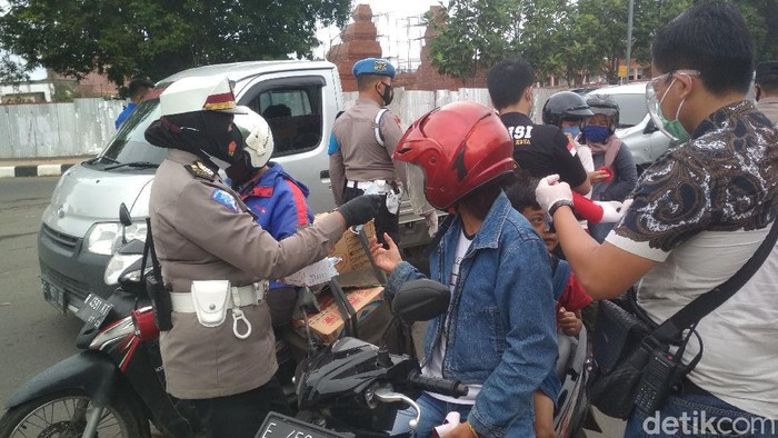 Polisi Bagikan Masker ke Warga di Cirebon