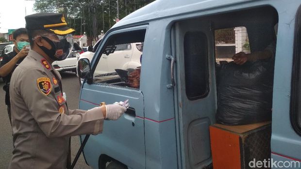 Polisi Bagikan Masker ke Warga di Cirebon