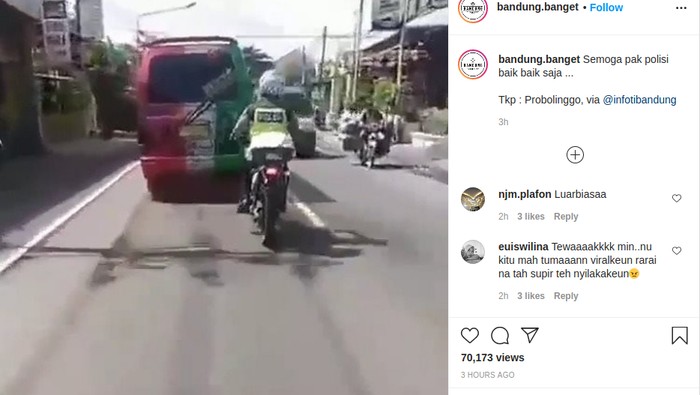 Polisi ini ditabrak bus sampai jatuh dari motornya.