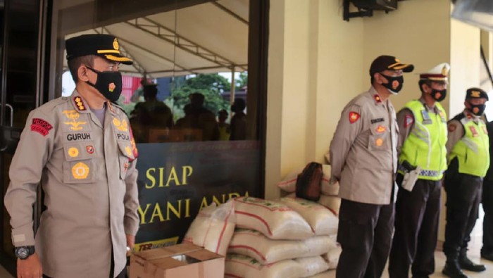 Polres Jakut bagikan sembako kepada warga terdampak Covid-19 di Kelapa Gading