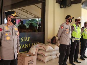 Polres Jakut Bagikan Sembako ke Warga Terdampak COVID di Kelapa Gading