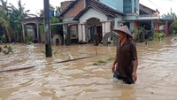 Rumah warga terendam banjir denganketinggian bervariasi antara 20 cm sampai 100 cm.