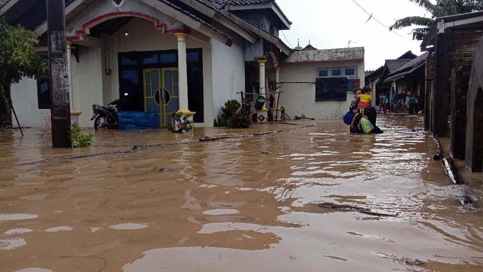 Banjir akibat luapan Sungai Wulan di Kudus, Jawa Tengah meluas. Di hari ketiga banjir, ada sekitar 10 desa di tiga kecamatan terdampak banjir.
