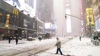 Hingga kini New York telah menyatakan keadaan darurat dalam situasi ini, diikuti oleh New Jersey. AP Photo/John Minchillo