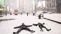 Walikota New York City, Bill de Blasio, mengeluarkan perintah yang membatasi perjalanan yang dimulai pada pukul 06:00 waktu setempat pada hari Senin dan menutup seluruh sekolah keesokan harinya. AP Photo/John Minchillo