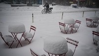 Dilansir dari BBC, pada hari Senin, 1 Februari 2021, sore waktu setempat, salju setebal 43 cm telah menumpuk di New York.