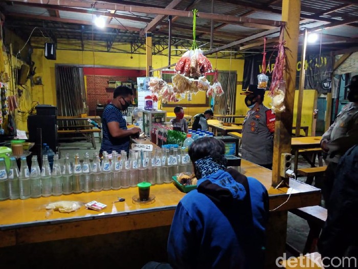 Masih banyak pelanggaran selama pemberlakuan pembatasan kegiatan masyarakat (PPKM) di Sidoarjo. Petugas gabungan menutup paksa minimarket dan workop yang bandel.