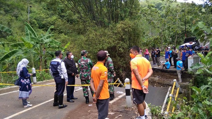 Proses pembangunan crossway di samping jembatan penghubung ke Pantai Sadeng yang putus diterjang banjir