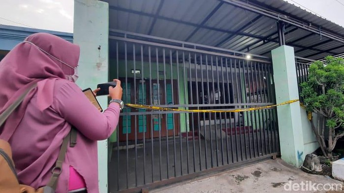 Bos kos-kosan di di Mojokerto menjadi muncikari prostitusi online siswi SMP-SMA. Mengetahui hal itu, keluarganya mengaku syok.
