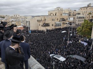 Positif COVID-19, Pemakaman Rabbi Israel Dipadati Ribuan Orang