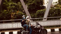 Oke, momen lain yang dibagikan Raffi Ahmad ialah saat dibonceng Gading Marten menggunakan Ducati Diavel. Foto: Instagram @raffinagita1717