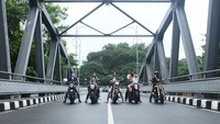 Mereka pun berpose di atas jembatan saat lalu lintas sedang lowong. Foto: Instagram @raffinagita1717