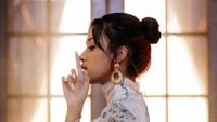 Dalam video klip itu, dia mempertunjukkan kebolehannya dalam menari. Foto: Rahmania Astrini/ dok. WMI / Athea Visuals