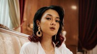 Shush merupakan lagu yang dinyanyikan oleh Rahmania Astrini dan diciptakan oleh Toby Gad. Foto: Rahmania Astrini / dok. WMI / Athea Visuals