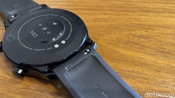 Strap Realme Watch S Pro bisa dilepas dan diganti. Tersedia pilihan silikon warna-warnni atau kulit vegan. Foto: Adi Fida Rahman/detikINET