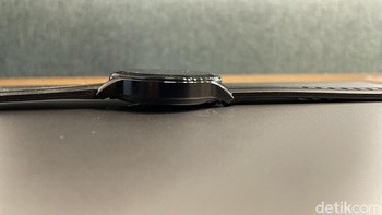 Realme Watch S Pro mengusung body stainless steel. Material ini kebanyakan ditemukan pada jam tangan high end. Foto: Adi Fida Rahman/detikINET