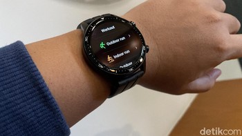 Realme Watch S Pro sudah tersedia di pasar dengan harga Rp 1 jutaan. Foto: Adi Fida Rahman/detikINET