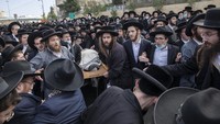 Peristiwa itu memicu kontroversi karena Israel kini tengah menghadapi pandemi COVID-19.