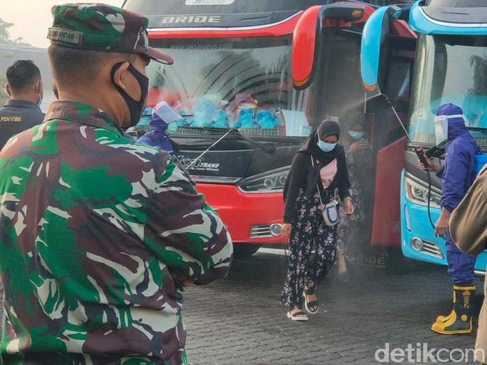 Rombongan Paguyuban Pedagang Pasar Cepogo yang pulang dari piknik di Bali dicegat Satgas COVID-19 di Boyolali, Selasa (2/2/2021).