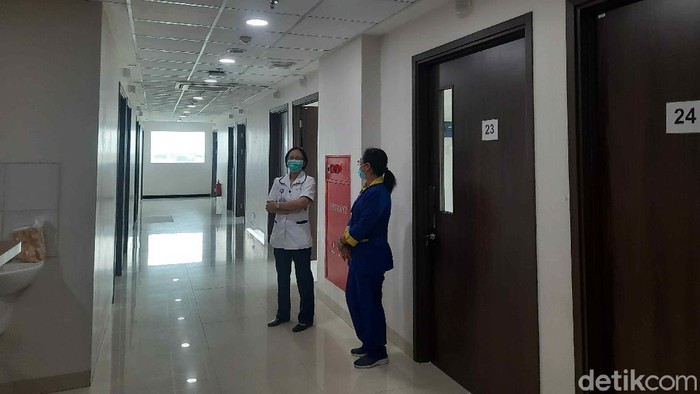 Pemkot Surabaya tengah meningkatkan kapasitas rumah sakit. Langkah itu mengantisipasi semakin banyaknya pasien COVID-19.